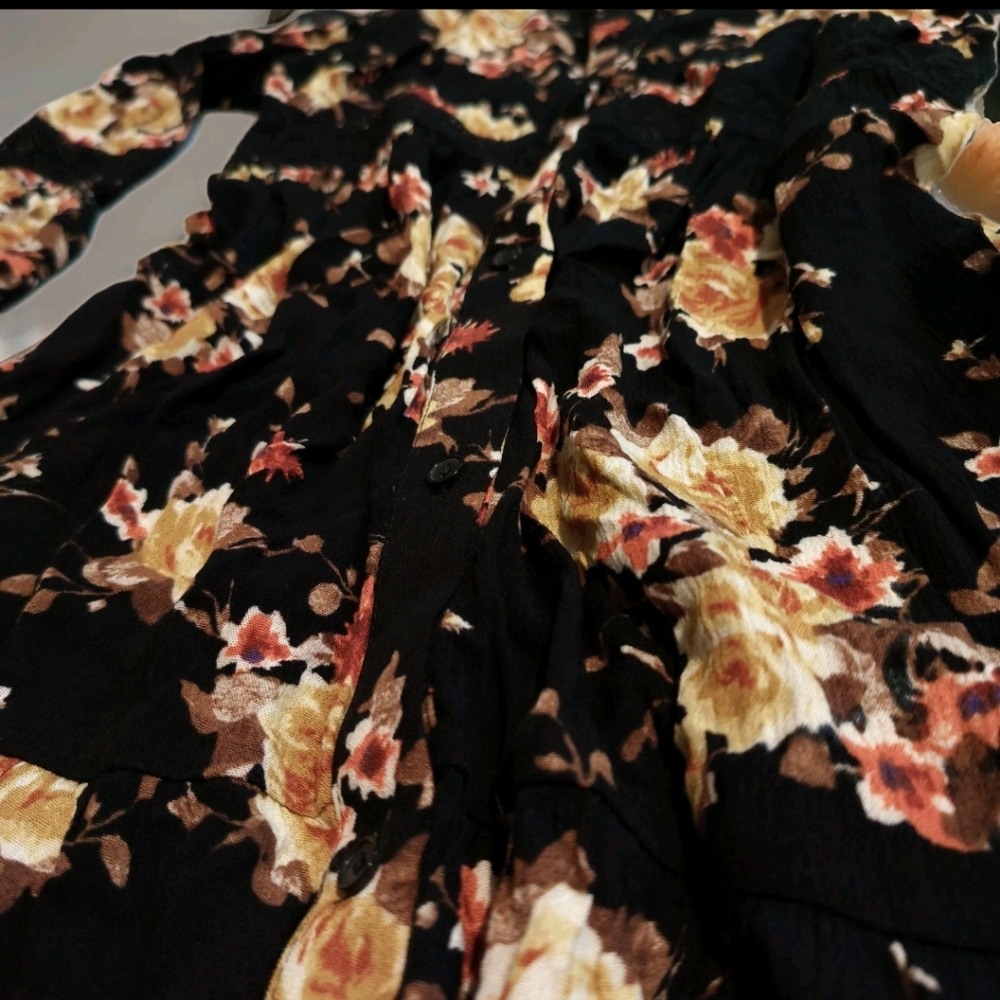 PaperDoll Sz M Black Floral Cold Shoulder Romper Shorts Bell Sleeve Lace Crochet - Picture 4 of 6